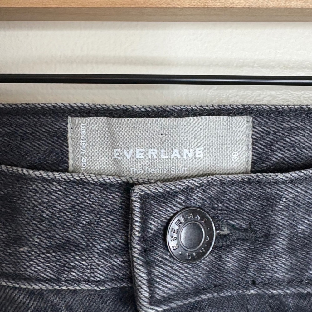 EVERLANE The Denim Skirt Black Wash Raw Hem A-Line Women's Size 30 - Picture 2 of 5